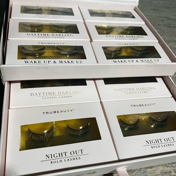 NIB Tru Beauty Limited Edition 10 pair handmade lash set with mirror and storage - Picture 3 of 11